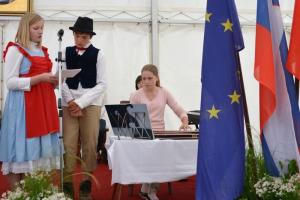 Blažej in Nežica sta ob spremljavi citer obiskovalcem predstavila življenje blaženega Antona Martina Slomška